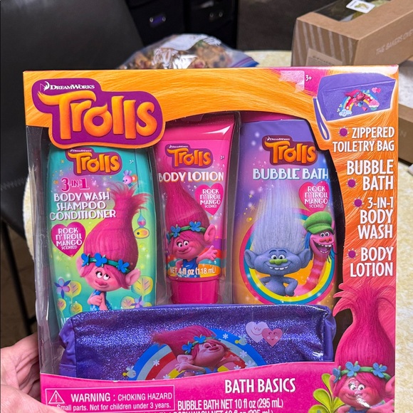 NWT Trolls gift set Bath basic , body glitter spray,blanket,Branch&Poppy
